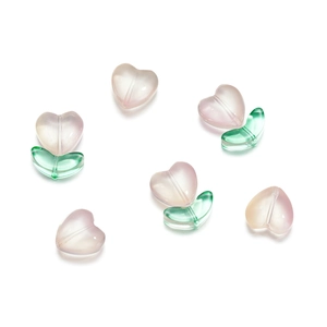 Dettaglio di perle in vetro opaco a forma di cuore e foglia di tulipano per DIY