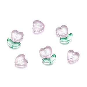 Dettaglio di perle a cuore tulipano rosa e ciondoli a foglia in vetro per gioielli fai da te