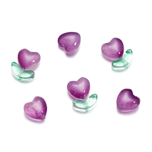 Dettaglio di perline di vetro a cuore viola con base a foglia per gioielli DIY