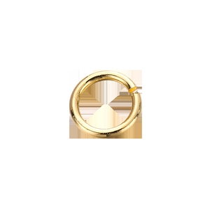Detalle de anillas abiertas bañadas en oro de 18K para joyería con acabado brillante