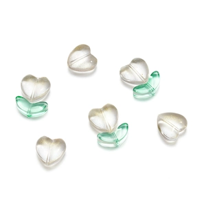 Dettaglio perline di vetro a forma di tulipano con foglia oro per gioielli fai da te