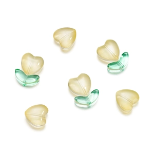 Dettaglio di sei perline a tulipano in vetro DIY con cuori gialli e foglie verdi per gioielli