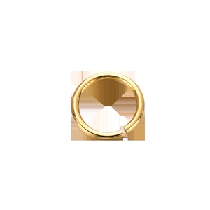 Primer plano de un anillo de salto abierto chapado en oro de 18K para joyería DIY