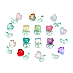 Perline di vetro colorate a forma di cuore e foglia per gioielli fai da te su bianco