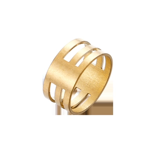 Vista detallada del anillo ancho dorado en forma de H con textura mate cepillada