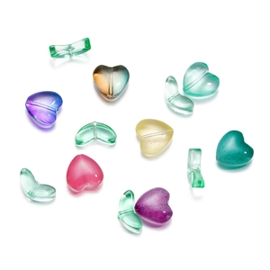 Dettaglio di perline in vetro colorate a cuore e tulipano per accessori gioielli