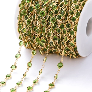 Detail van 1 meter vergulde ketting met gefacetteerde groene zirkoon voor DIY-sieraden