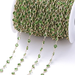 Detail van groene zirkonia kralen aan een gouden ketting voor doe-het-zelf sieraden