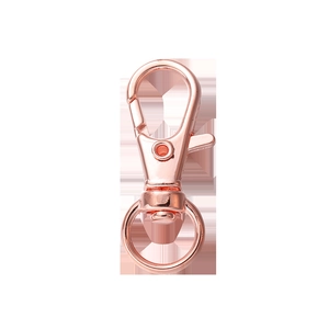 Nahaufnahme eines roségoldenen Karabinerverschlusses mit Drehring für DIY-Schmuckzubehör