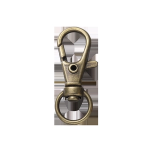 Detail eines Vintage-Bronze-Karabinerverschlusses mit 360-Grad-Drehring für DIY-Schlüsselanhänger