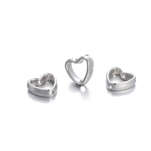 Macro-opname van verzilverde hartvormige holle kralen voor DIY-sieraden