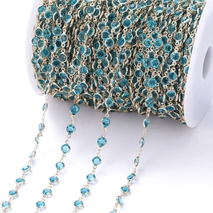 Detail van 1 meter vergulde koperen ketting met blauwe zirkonia voor DIY-sieradenprojecten