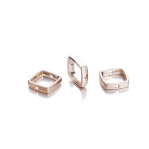 Macro-opname van roségouden CCB vierkante kralen met gaten voor DIY handgemaakte sieraden