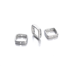 Macro-opname van zilveren vierkante CCB kralen met zijgaten voor DIY sieraden maken