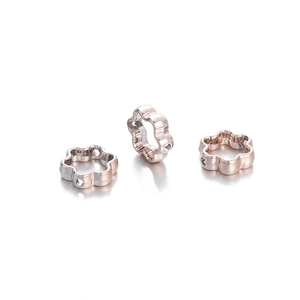 Detail van roségouden bloemkralen met zijgaten voor het maken van DIY-sieraden projecten