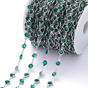 Macro-opname van 1m groene zirkoon ketting met verzilverde DIY sieraden componenten