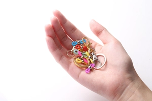 Detail von bunten Silikon-Verbindern und Metall-Karabinerverschlüssen für DIY-Schmuck