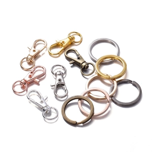 Makro-Detail verschiedener bunter Karabinerverschlüsse und Schlüsselringe für DIY-Schmuck
