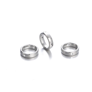 Detail van drie gepolijste zilveren CCB-kralen met drie gaten voor DIY-sieraden