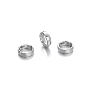 Detailweergave van drie CCB-kraalhouders met zijgaten voor het maken van DIY-sieraden