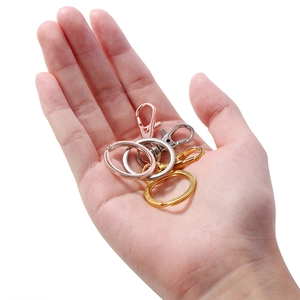 Detail von Karabinerverschlüssen und Schlüsselringen aus Metall für DIY-Schmuck