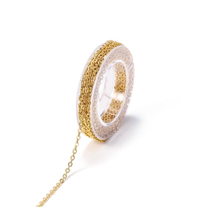 Detail einer goldenen Edelstahl-Gliederkette auf Spule für DIY-Schmuckherstellung