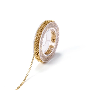Makroaufnahme einer goldenen Kreuzkette auf Spule für DIY Schmuckherstellung Zubehör