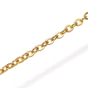 Detail einer goldenen Edelstahl-Gliederkette mit polierten Gliedern für DIY-Schmuckherstellung