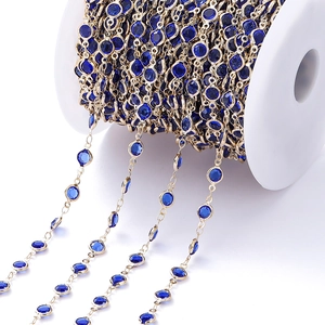 Detail van 1m vergulde ketting met blauwe zirkonia voor DIY sieraden maken