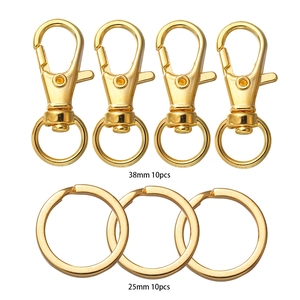 Detailansicht goldener Karabiner und Schlüsselringe mit 38mm und 25mm Abmessungen