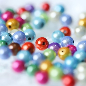 Macro di perline acriliche colorate e iridescenti con finitura lucida per gioielli DIY