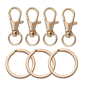 Detailansicht der goldenen Karabinerverschlüsse und Schlüsselringe für DIY-Schmuck