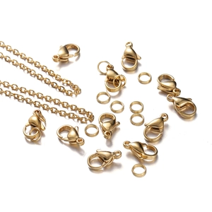 Detailansicht der goldenen Karabinerverschlüsse und Biegeringe mit passender Edelstahlkette