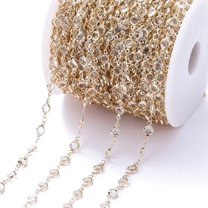 Detail van 1m vergulde ketting met zirkonia op een spoel voor DIY sieraden maken