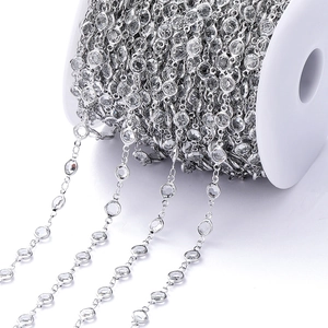 Macro-opname van zirkoon ketting op spoel voor DIY sieraden en maken van kettingen