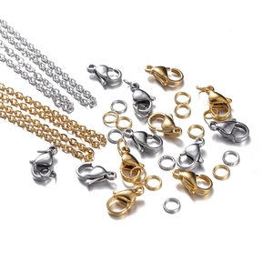 Detailansicht goldener und silberner Karabinerverschlüsse und Biegeringe für DIY Schmuck