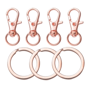 Detailliertes Set aus roségoldenen Karabinerverschlüssen und Schlüsselringen zum Basteln