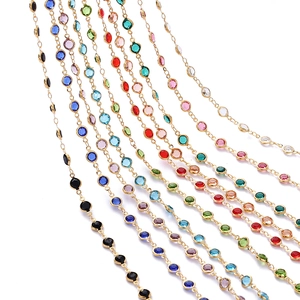 Macro-opname van veelkleurige zirkoon ketting met goudkleurige zettingen diy