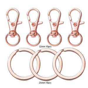Detailansicht von 10 roségoldenen Karabinerverschlüssen und 10 flachen Schlüsselringen