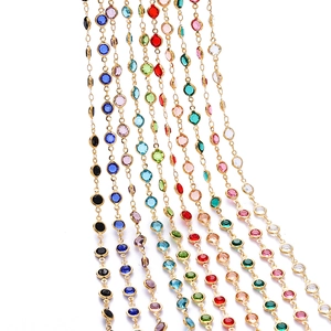 Detail van de gouden ketting met kleurrijke zirkonia stenen voor doe-het-zelf sieraden