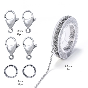 Details von 12mm Karabinern, 5mm Binderingen und 2mm Edelstahlkette für DIY-Schmuck