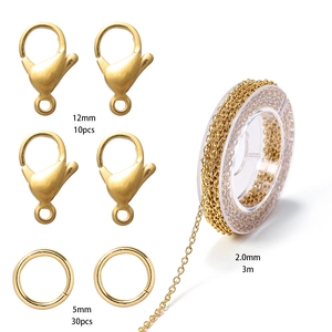 Makroaufnahme von 12mm Karabinerverschlüssen, 5mm Ringen und 2mm Goldkette für DIY-Schmuck