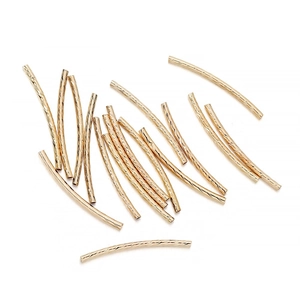 Dettaglio di tubi curvi dorati da 30mm con trama a spirale per la creazione di gioielli DIY