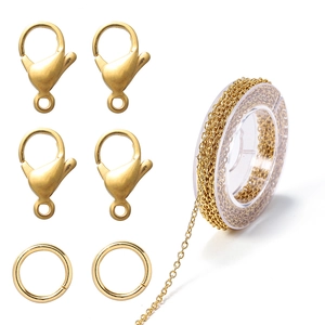 Detailansicht goldener Edelstahl-Karabinerverschlüsse, Biegeringe und Schmuckkettenrolle