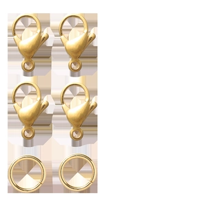 Detailansicht von sechs goldenen Karabinern und Binderingen für DIY-Schmuckherstellung