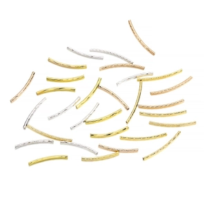 Dettaglio di tubi curvi in rame con trama a spirale per creazione gioielli fai da te