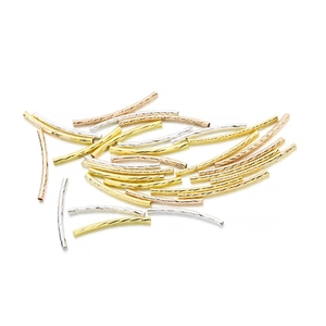 Dettaglio della trama a spirale su tubi curvi da 30mm in metallo per gioielli fai-da-te