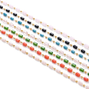 Detalle de cadenas de cuentas rectangulares de colores con cuentas doradas para joyería DIY