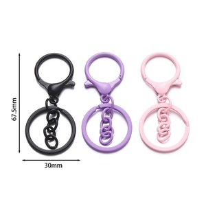 Set di 3 portachiavi in metallo opaco colorato con chiusura a moschettone e catena