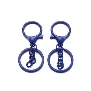 Dettaglio di due portachiavi blu navy con chiusura a moschettone e anelli piatti
